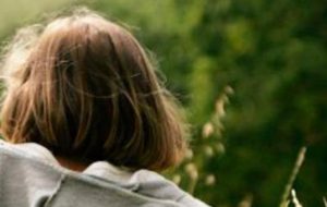 Bimba di due anni lasciata da sola nel giardino senza recinzione. Un automobilista la ritrova sul ciglio della strada. Genitori denunciati.