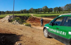 Scavi abusivi in un fondo rustico in zona sottoposta a vincolo paesaggistico: intervengono i Carabinieri forestali
