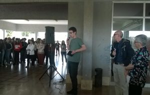 Nell’atrio esterno del Marzolla di Brindisi solidarietà alla docente di Palermo