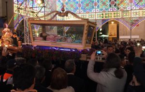 Erchie dona le chiavi a Sant’Irene e festeggia Santa Lucia. Il messaggio del vescovo Pisanello: “Donate la vita”