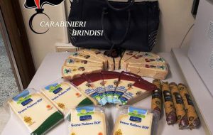 Ruba 23 pezzi di formaggi e salumi: 36enne romena arrestata all’uscita di un supermercato