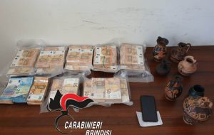 Scoperto il tesoro della famiglia Bruno: 350.000€ in contanti nascosti tra ulivi secolari, greggi di pecore e fieno