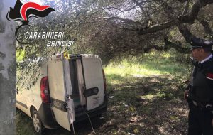 Rapina con Kalashnikov a Casalini: ritrovato il Doblò, i rapinatori avevano altre armi micidiali e chiodi a tre punti