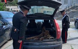 Rubano ferro vicino ai binari della linea Brindisi-Taranto: arrestati