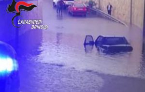Salvarono coppia di anziani intrappolata nell’auto dopo una bomba d’acqua: premiati dal Comandante Provinciale dei Carabinieri