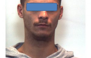 Tenta fuga sul tetto dopo essere stato scoperto mentre ruba in pasticceria: arrestato