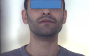 Nel mobiletto della camera da letto nascondeva 53 grammi di hashish e 21 di marijuana: arrestato