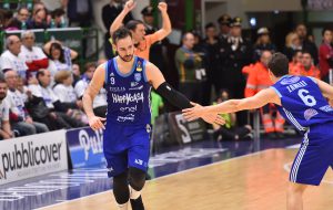 Gara1: la Happy Casa Brindisi resta in partita per 35 minuti poi Sassari allunga e vince 89-73