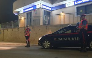Ordigno per aprire bancomat: cinque banditi messi in fuga dai Carabinieri