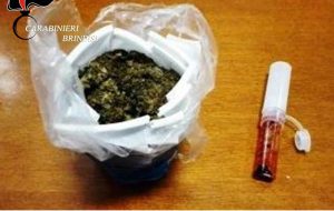 27enne in giro con la droga in un bicchiere nascosto nei pantaloni: arrestato