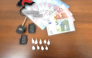 Nasconde nove dosi di cocaina nel guscio della chiave di accensione dell’auto: arrestato