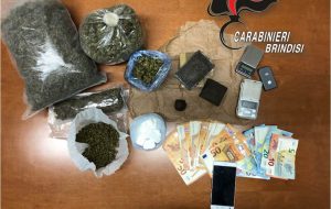 In casa aveva 900 grammi di erba, 685 di fumo e 100 di coca: in manette 41enne