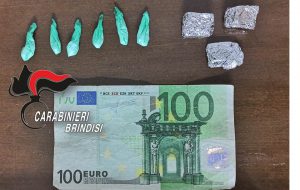 Impaurito dai Carabinieri getta in un campo incolto due involucri contenenti cocaina e hashish