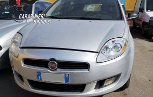 Cambia targhe e numero di telaio su auto rubata: arrestato per riciclaggio
