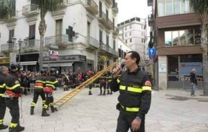 Il Vigile del Fuoco Rino Galluzzo va in pensione. La poesia dei colleghi