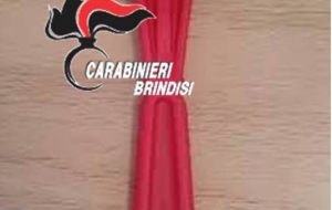 In giro con un martelletto frangivetro ed una dose di hashish: denunciato 49enne