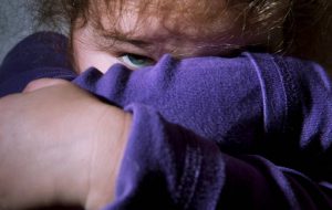 Abusa sessualmente di tre nipotine: arrestato nonno pedofilo
