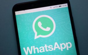Riprende un disabile e lo irride su WhatsApp: denunciato 21enne