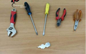 Coppia tarantina in trasferta a Brindisi in auto con arnesi per lo scasso e droga