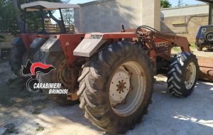 Nel garage due trattori dello stesso modello, marca e numero di telaio: nei guai agricoltore 58enne
