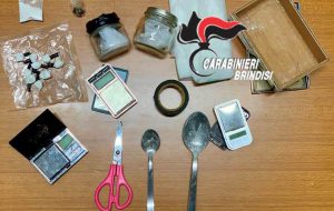 In casa coca, fumo, mannite e bilancino: arrestato 46enne