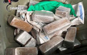 In auto 15 Kg di hashish al posto della ruota di scorta: arrestato 27enne