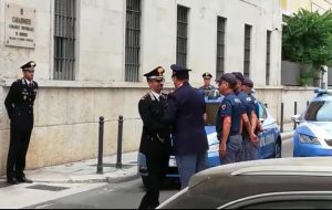 Carabiniere ucciso: la Polizia di Stato omaggia i Carabinieri di Brindisi