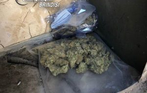 Nasconde erba e fumo nella cassetta del contatore del gas: arrestato bracciante agricolo