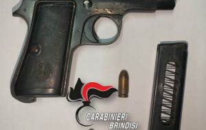 25enne in stato di alterazione psicofisica esplode due colpi di pistola all’indirizzo di due passanti: arrestato
