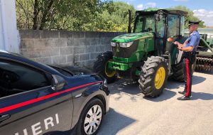 Sostituisce targhe ad un trattore rubato: nei guai agricoltore di Erchie
