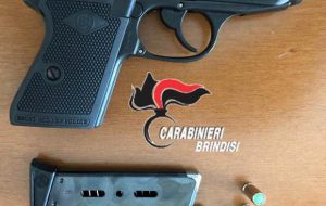 Si spaccia per Carabiniere e mostra un’arma giocattolo: si becca due denunce