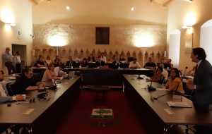Francavilla: il Consiglio comunale monotematico approva la mozione sull’emergenza rifiuti