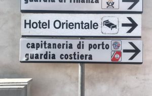 Nuova cartellonistica stradale per gli uffici della Capitaneria di Porto di Brindisi