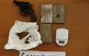 Pregiudicato scoperto con pistola modificata e 270 grammi di droga