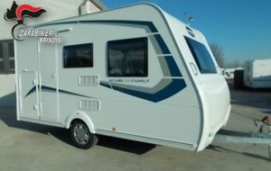 Tenta di acquistare caravan con assegno circolare falso