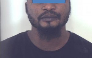 Senza biglietto, si rifiuta di scendere dal bus e si scaglia contro l’autista: arrestato nigeriano