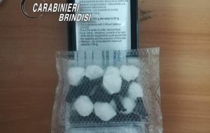 Vede i Carabinieri e getta 8 grammi di coca sotto un’auto: arrestato