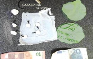 57enne arrestato per spaccio di coca e furto di energia: in casa anche proiettili e banconote false