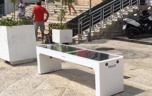 Arriva a Ceglie Messapica “Steora”, la panchina intelligente più utilizzata al mondo