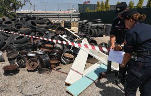Container usato come discarica abusiva di una officina meccanica: denunciate tre persone