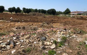 Rifiuti pericolosi sotterrati in terreno incontro: denunciati i cinque proprietari