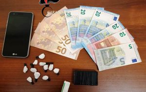 Tic tac alla cocaina nascosti in muretto a secco: arrestato 23enne