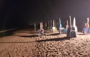 Ombrelloni e lettini lasciati in spiaggia durante la notte: sequestri a Torre Canne