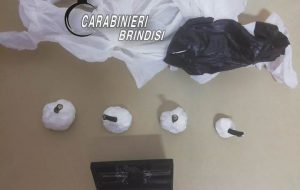 In auto 21 grammi di coca ed un bilancino di precisione: arrestato 29enne