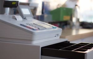 Barista “alleggerisce” il registratore di cassa del locale dove lavora: arrestato e licenziato