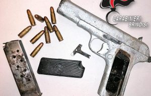 Trovato con una pistola clandestina di fabbricazione sovietica con un colpo in canna
