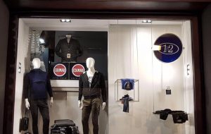 Spaccano vetrina con una Panda e razziano negozio nel pieno centro di Brindisi