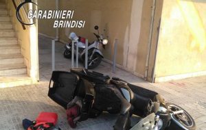 Alla vista dei Carabinieri abbandonano due scooter rubati a Lecce e si danno alla fuga