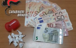 Beccato con 11 dosi di cocaina e 465 euro in contanti