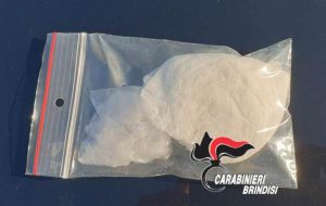 Si cappotta nel corso di un inseguimento: in auto aveva 25 grammi di coca